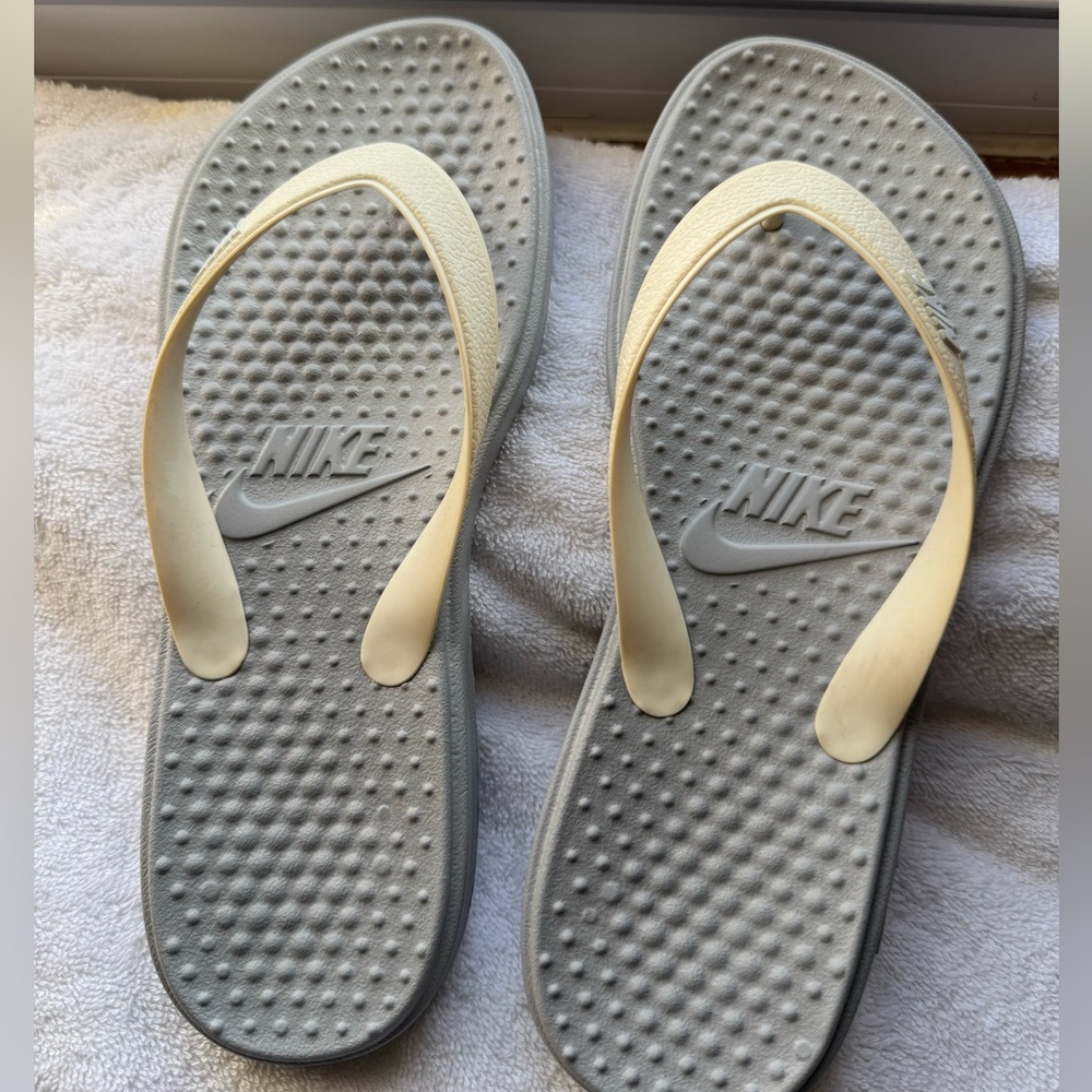 New Nike flip flops. Size 8